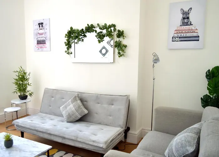 Beautiful Two-Bed Apartment With Driveway Parking