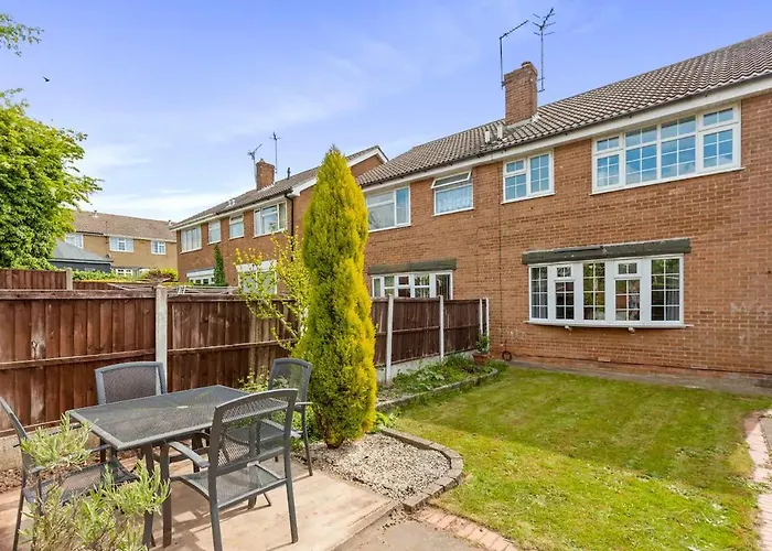 Bright & Spacious With Garden & Parking