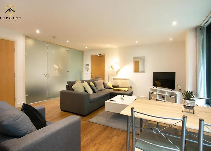 Spacious 2 Bed Apt W Parking, Close To Centre