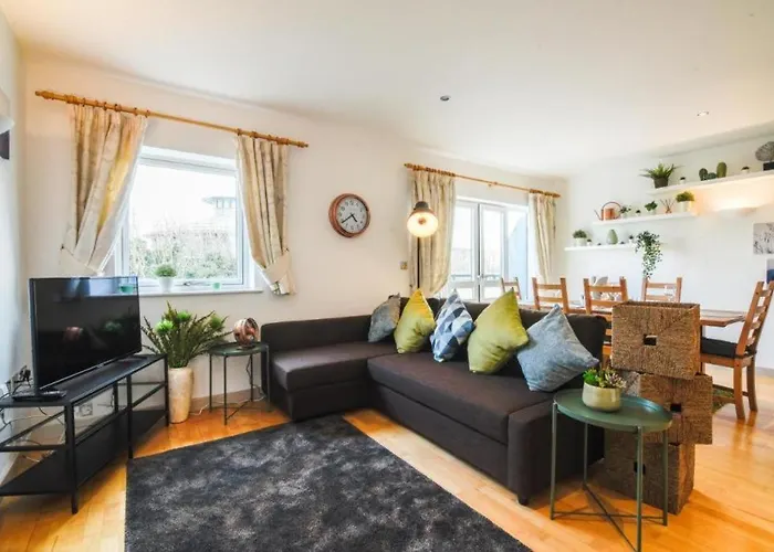 Dukes Wharf - Classy, City Centre 2 Bedroom Apartment Overlooking The Canal