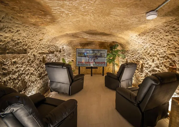 Luxurious 2 Bed Apartment With Hidden Cave Cinema Room