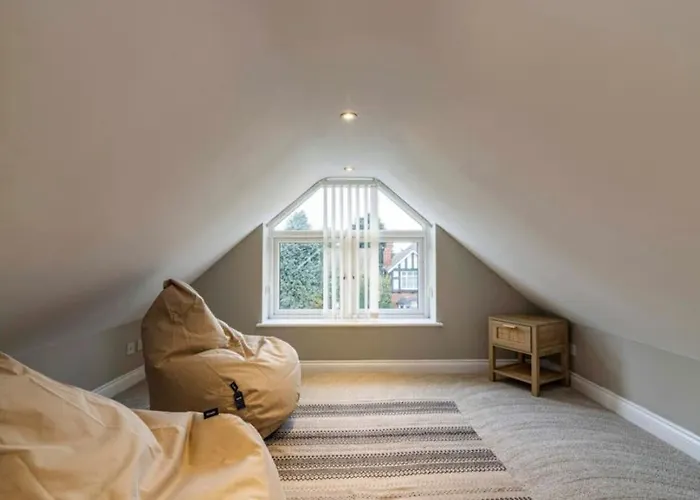 Cosy Home With Snug And Three Bedrooms Message Us For Long Stay Prices