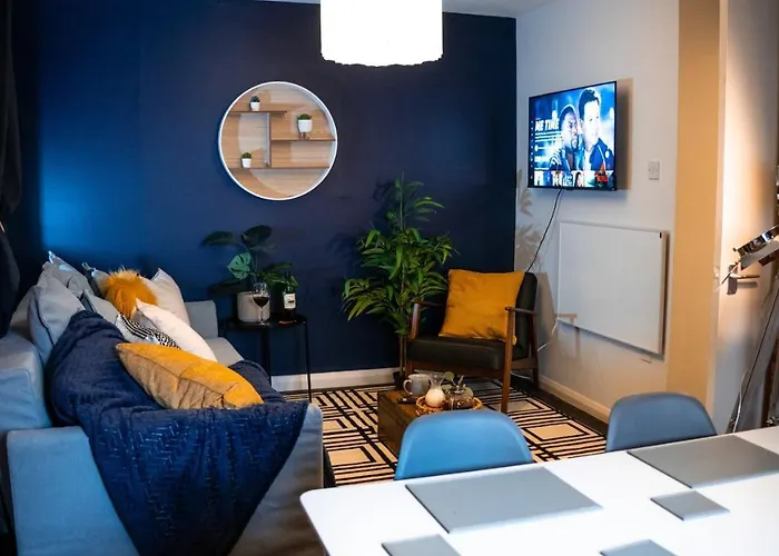 Flat 1 - King Bed, Parking, Workspace, Wi-Fi, Corporates