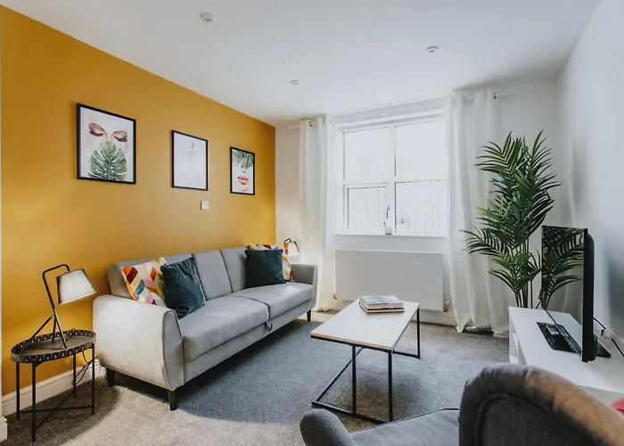 Spacious Apartment Near City Centre - Free Parking, Wi-Fi With King Size Bed