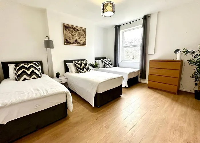 Beautiful 3-Bed Apartment With Driveway Parking