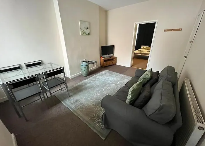 Flat 1, 67 Colwick Road Ng2 4Al