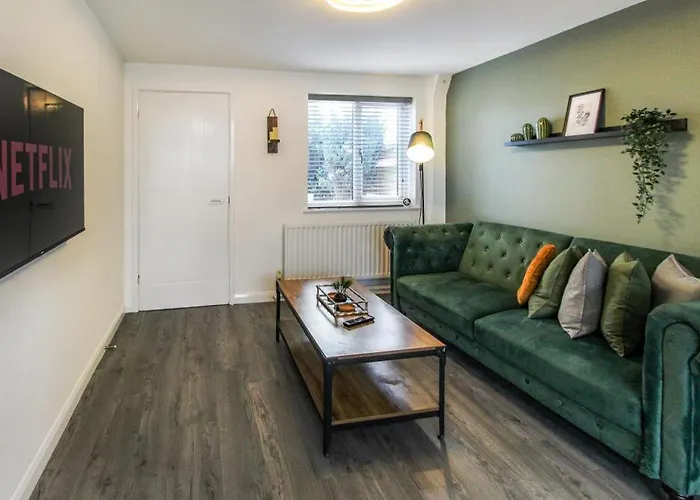 2 Bed Townhouse With Free Parking