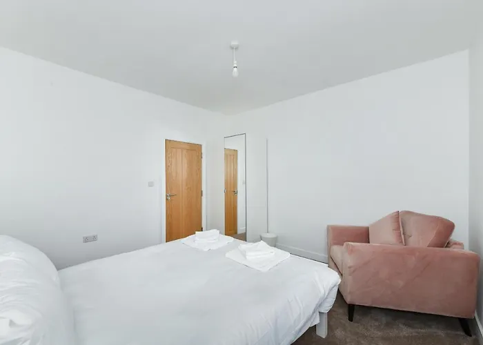 Claude House - Charming 4Bedroom Home