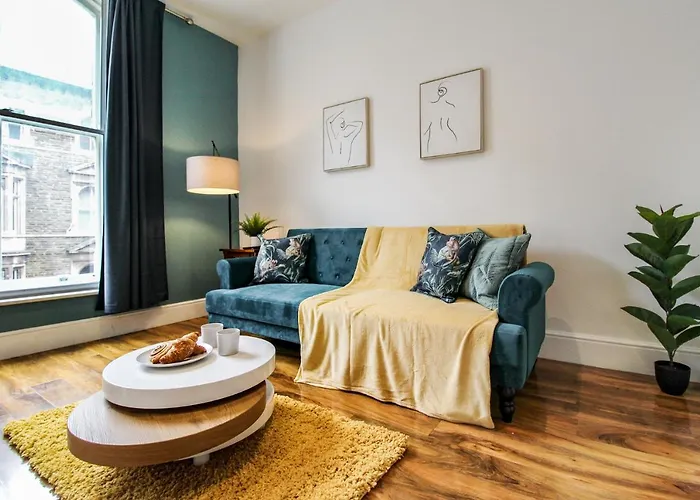 Sleek & Stylish Apartment In The Heart Of The City
