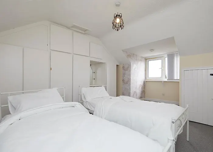 Comfortable 4-Bed House In Hucknall Nottingham