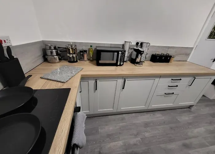 3 Bed House, Free Parking. Great For Work Crews - Stay Sleep Rest