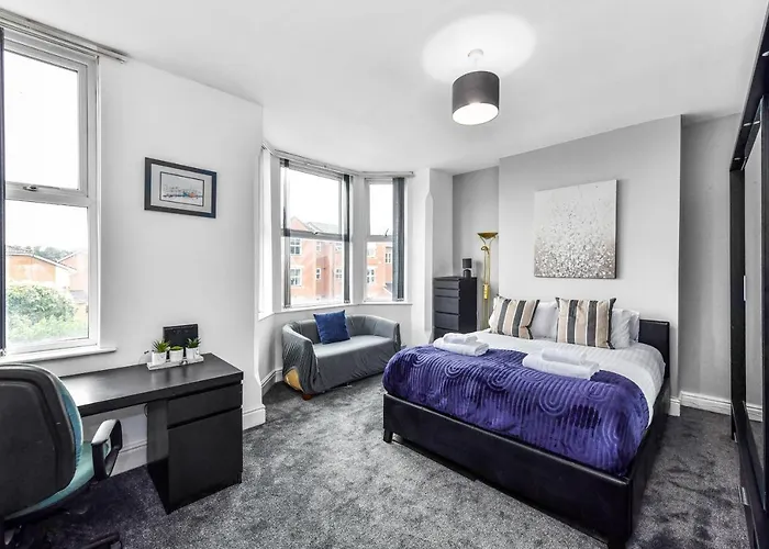 Hazel Dene - Charming 5 Bedroom, 1 Bath Home In Nottingham!