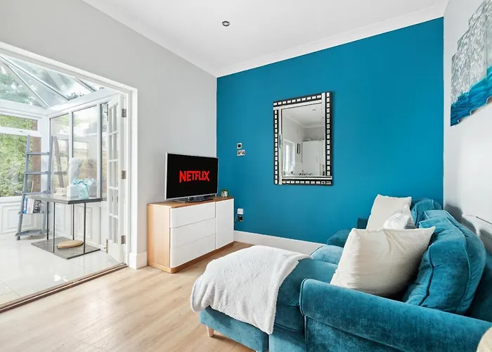 Spacious 2 Bedroom Apartment In Park Estate
