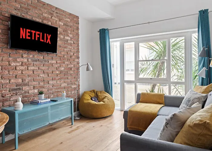 Urban Elegance - 2 Bed Luxury City Retreat