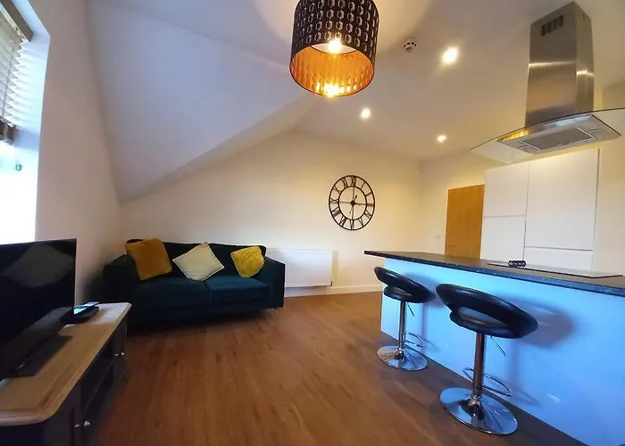 Roomy Penthouse 2 Double Bed Apartment - Spacious - Central Beeston - Free Secure Parking -