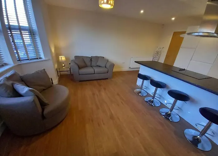 Spacious 2 Double Bed Apartment - Free Parking - Central Beeston Location