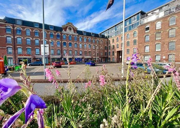 Luxurious 1 Bed Apartment With Free Parking