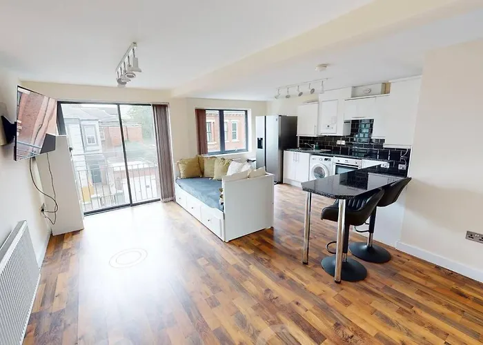 Lovely Two Bed Flat With Free Parking