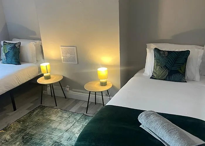 Ringwood Place 3 Bedroom House Ng8