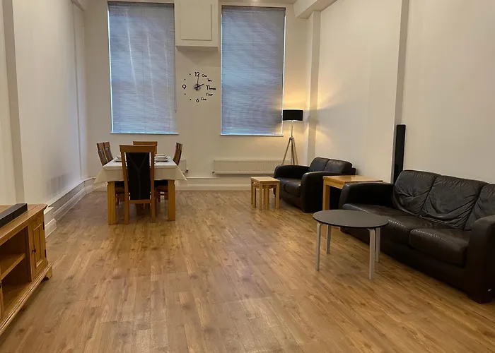City Centre 3 Bedrooms Apartment With Parking