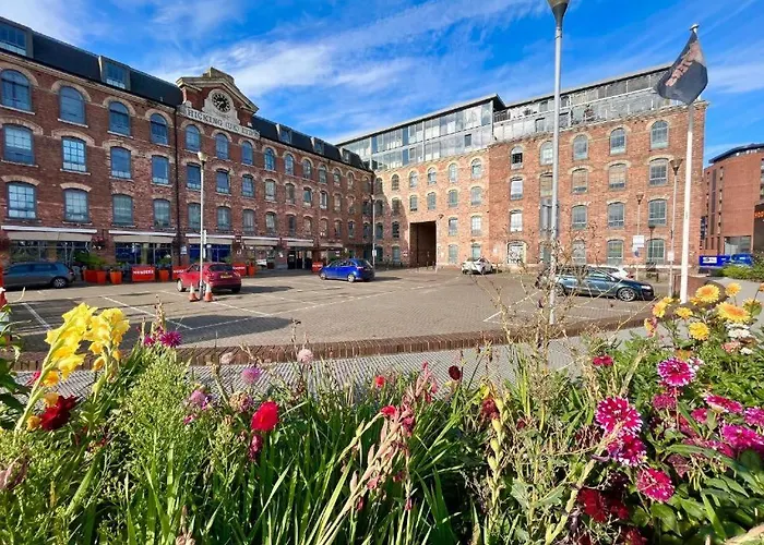 Modern 2 Bedroom Apartment By Train Station