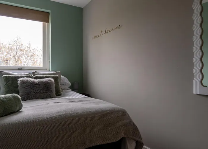City Centre - 2Br Apt - Free Parking - Long Stays