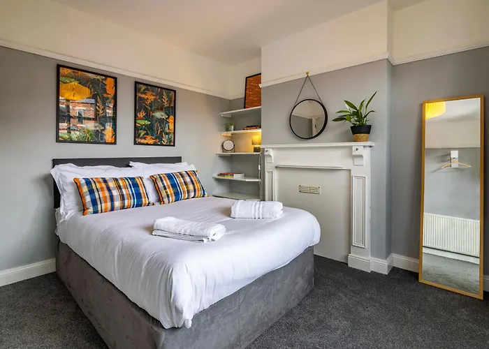 Lovely 4Bdr Home- Off Street Parking Sleeps 7
