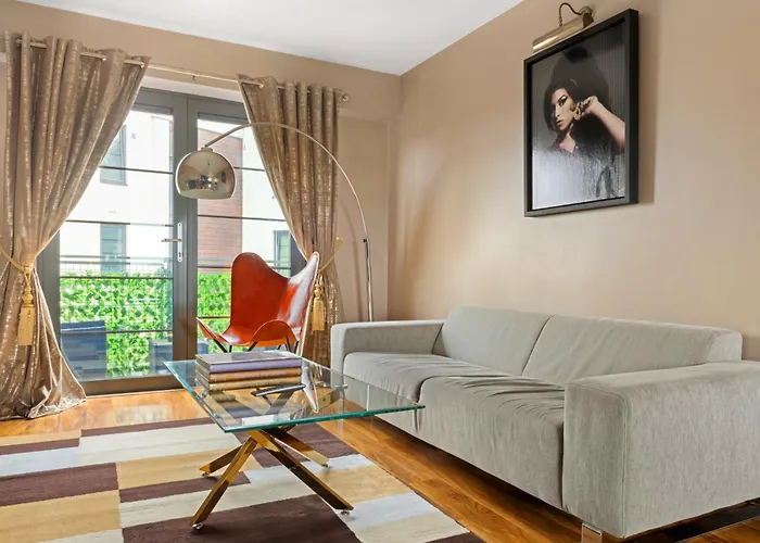 Luxurious 2 Bedroom Apartment + Free Parking