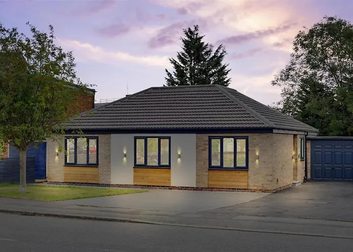 Brand New 4 Bed Deluxe Modern Villa - Sleeps 9 - Private Parking & Garden