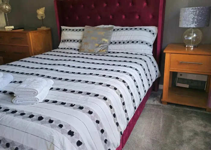 Luxurious 1 Bedroom Bungalow With Parking And Private Garden,Sleeps 2