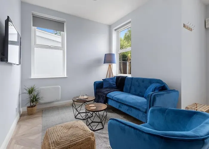 Modern Apartment Off-Road Parking-Twin Room Suite 3