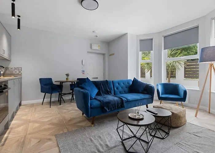 Modern Apartment Off-Road Parking King Bed Suite 2