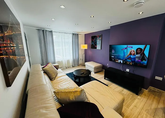 Strelley House 2- Spacious With Free Off-Street Parking, Wifi 500Mb & Netflix, Close To M1 Jct26 Family & Contractor Friendly