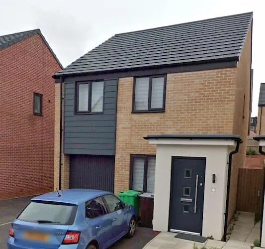 Private Room In A House With Parking In Lenton