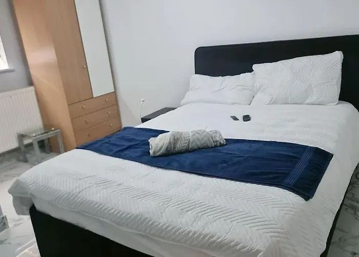 Entire-2 Bedroom Apartment With Driveway,1Free Parking