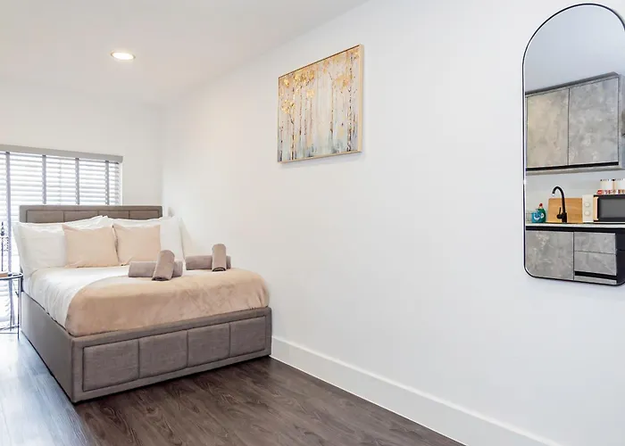 Stylish Studio Chic & Airy In Lister Gate