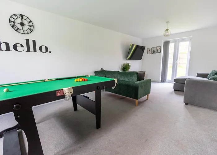 Spacious 4-Bedroom Home Near City Centre With Parking