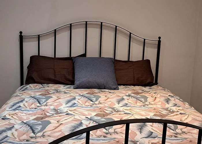 Cosy And Spacious Room In Home With King Size Bed