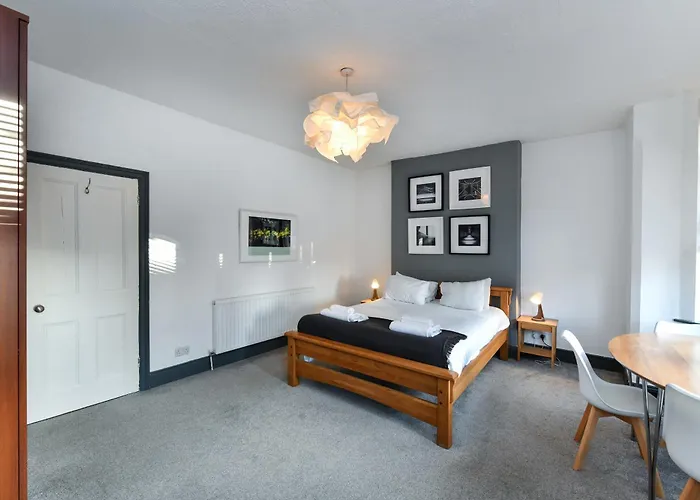 5-Br Home Featuring Art And Photography Collection