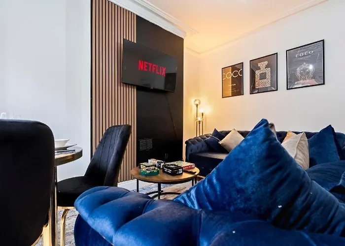Elegant Retreat - Sleeps 8 - Free Parking - Contemporary Home