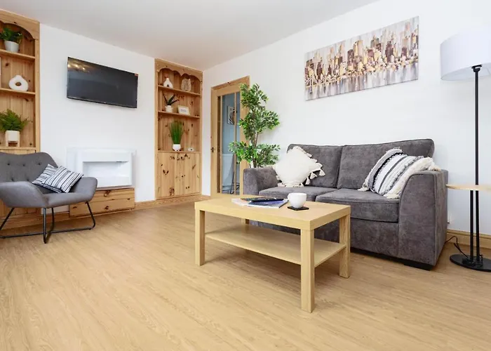 Amesbury Modern Comforts A 3-Bedroom Sanctuary
