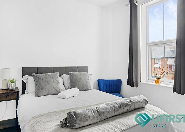 Restful 4-Bed Villa - Near City Centre, Hyson Green Market, Forest Rec, Arboretum & Tram Links