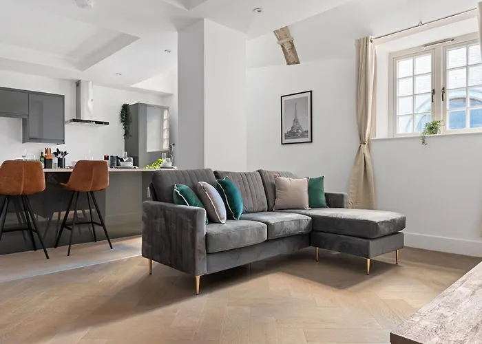 Brand New Luxury 2 Bedroom Apartment In The Market Square