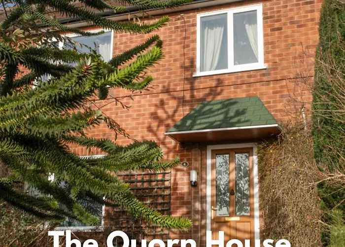 3 Bedroom House - Well Presented - Spacious - Flexible Check In - Free Parking
