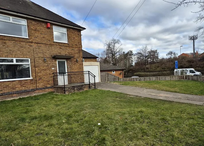 Perry House! Sleeps 7,Ideal For Contractors & Business Stays, Large Driveway With Van & Car Parking