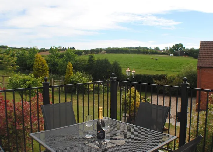 Upside Down House - Sleeps Up To 6 Guests - Great For Family And Friends Gatherings,Corporate Events ,Near Sherwood Forest At Fairview Farm In Nottingham Set In 88 Acres