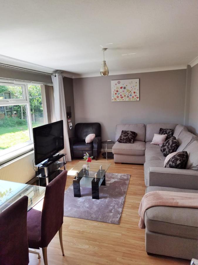 Casa de férias Fourth Avenue, Lovely Bungalow Available For Guests And Contractors Parking Wifi *