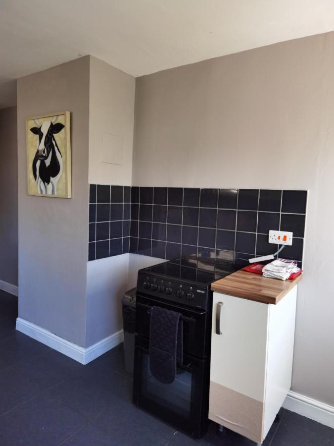 Fourth Avenue, Lovely Bungalow Available For Guests And Contractors Parking Wifi Casa de férias *
