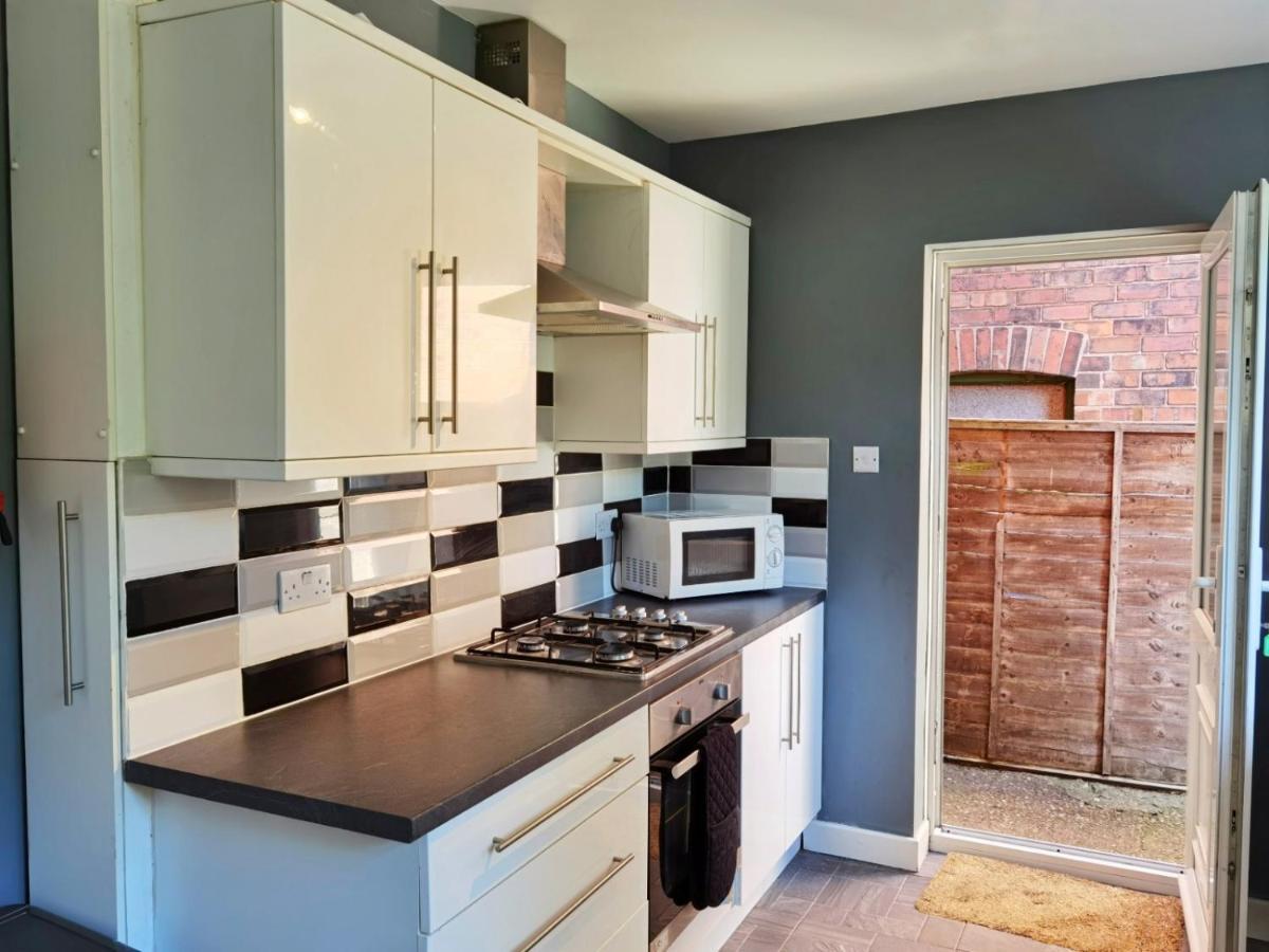 Perry Road, Beautiful Large House Available For Guests And Contractors Parking Wifi *