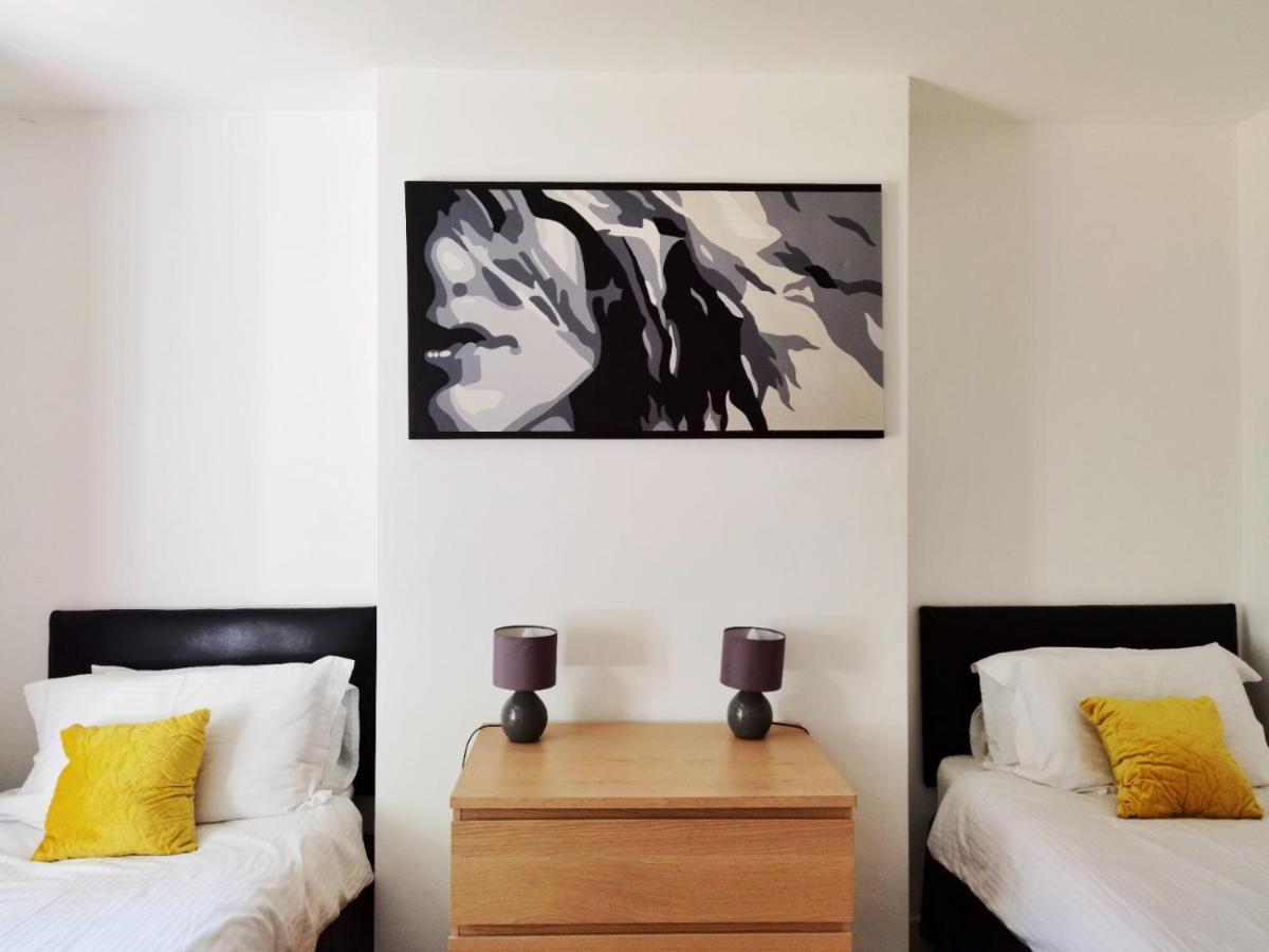 Perry Road, Beautiful Large House Available For Guests And Contractors Parking Wifi